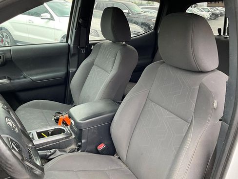 Used 2018 Toyota Tacoma TRD Sport AWD/4WD image 19