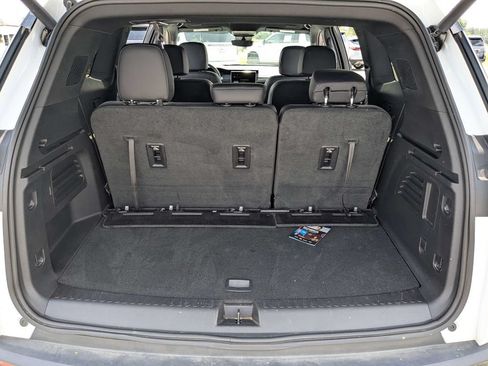 Used 2026 GMC Acadia Elevation w/ Elevation Premium Package FWD image 13