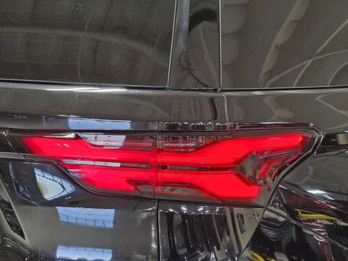 Used 2022 Chevrolet Traverse LT image 12