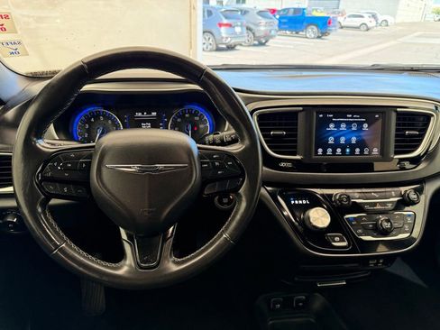 Used 2020 Chrysler Pacifica Touring w/ S Appearance Package FWD image 24