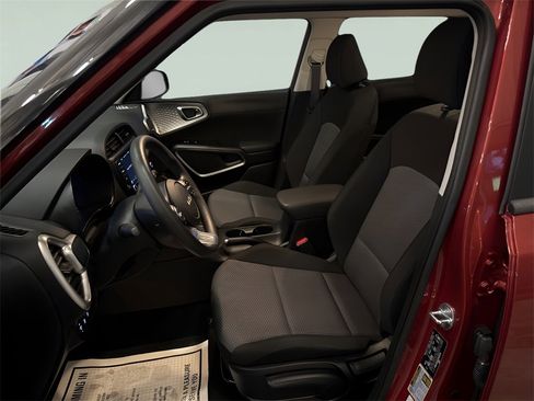 Used 2023 Kia Soul LX image 13