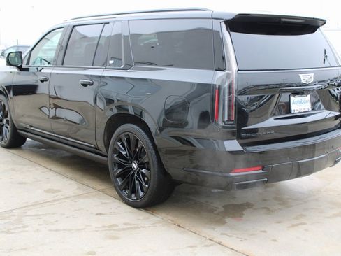 Used 2025 Cadillac Escalade ESV Sport Platinum w/ LPO, ONYX Package image 4