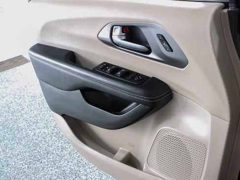 Used 2023 Chrysler Pacifica Touring-L image 21