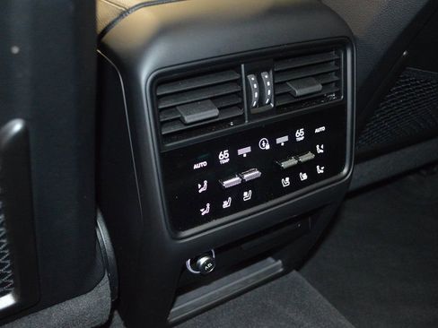 Certified 2025 Porsche Cayenne AWD/4WD image 36