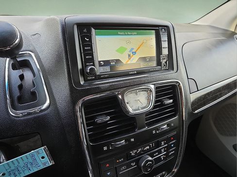 Used 2015 Chrysler Town & Country Touring image 16