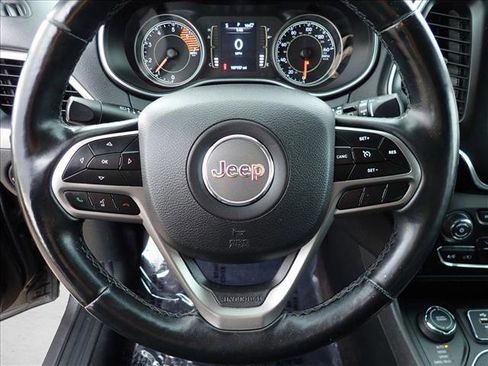 Used 2019 Jeep Cherokee Latitude Plus w/ Cold Weather Group AWD/4WD image 13