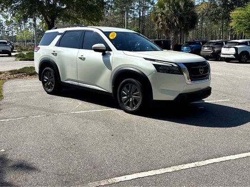 Used 2024 Nissan Pathfinder SV image 1