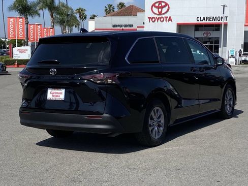 Certified 2026 Toyota Sienna LE FWD image 43