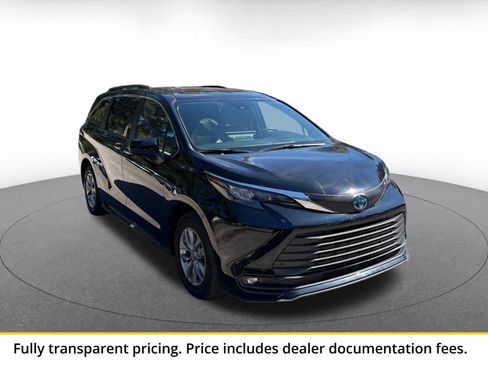 Used 2025 Toyota Sienna XLE FWD image 1