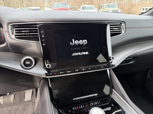 Certified 2024 Jeep Wagoneer Series III image 18