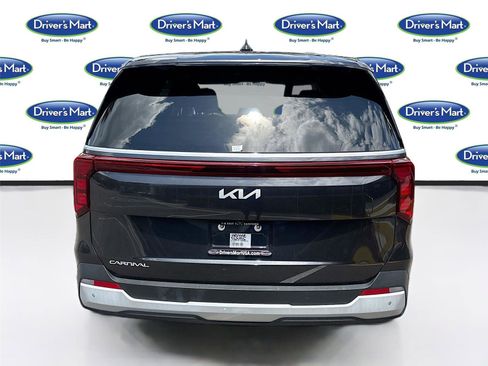 Used 2025 Kia Carnival FWD image 6