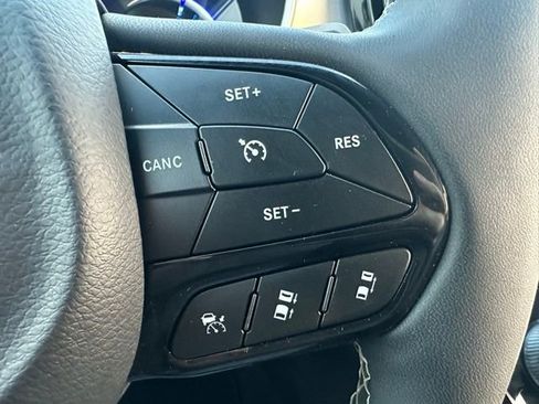 Certified 2024 Chrysler Pacifica Select image 35