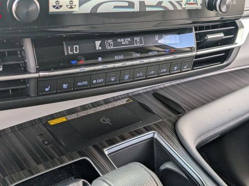 Used 2024 Toyota Sienna Limited image 25