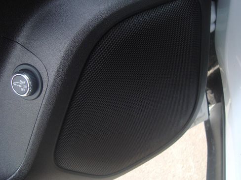 Used 2023 GMC Acadia SLE w/ Driver Convenience Package image 8