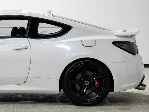 Used 2013 Hyundai Genesis 3.8 image 11