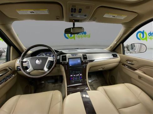 Used 2011 Cadillac Escalade Premium image 29