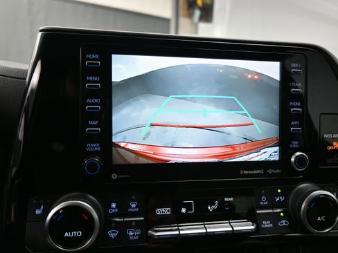 Certified 2022 Toyota Highlander XLE image 13