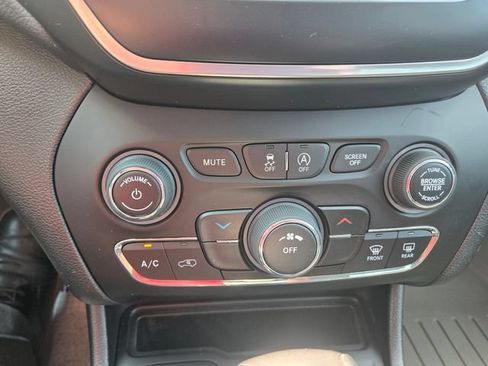 Used 2021 Jeep Cherokee Latitude Plus AWD/4WD image 18