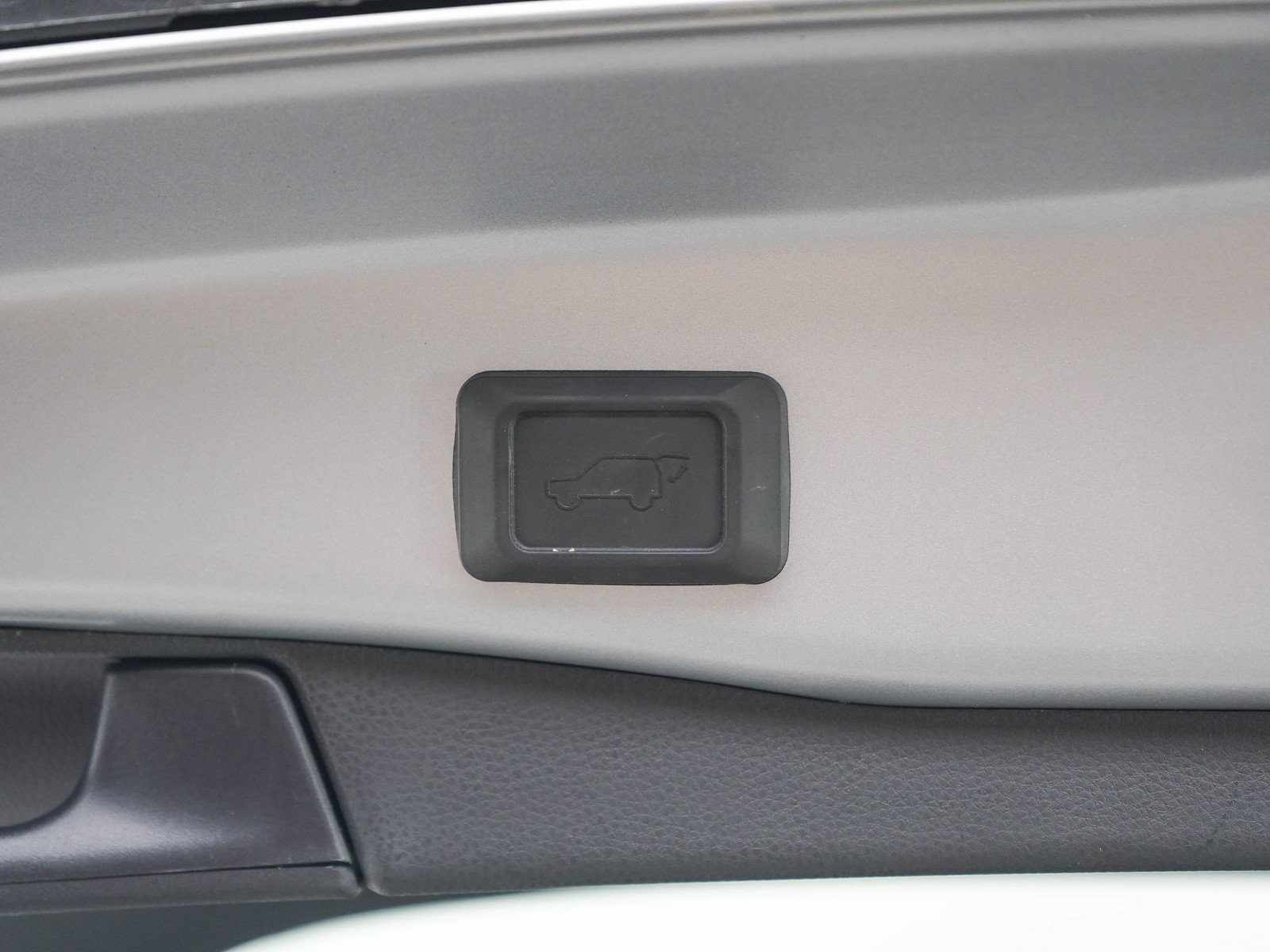 Used 2025 Toyota RAV4 XLE Premium w/ Weather Package AWD/4WD image 17