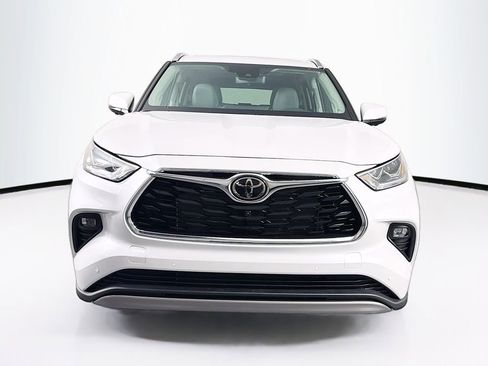 New 2026 Toyota Highlander Platinum AWD/4WD image 2