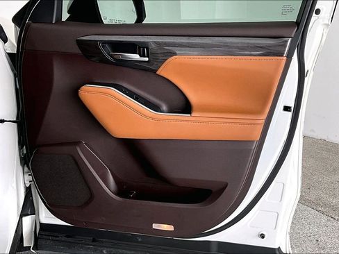 Used 2020 Toyota Highlander Platinum image 26