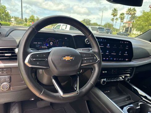 Used 2025 Chevrolet Suburban Premier AWD/4WD image 16