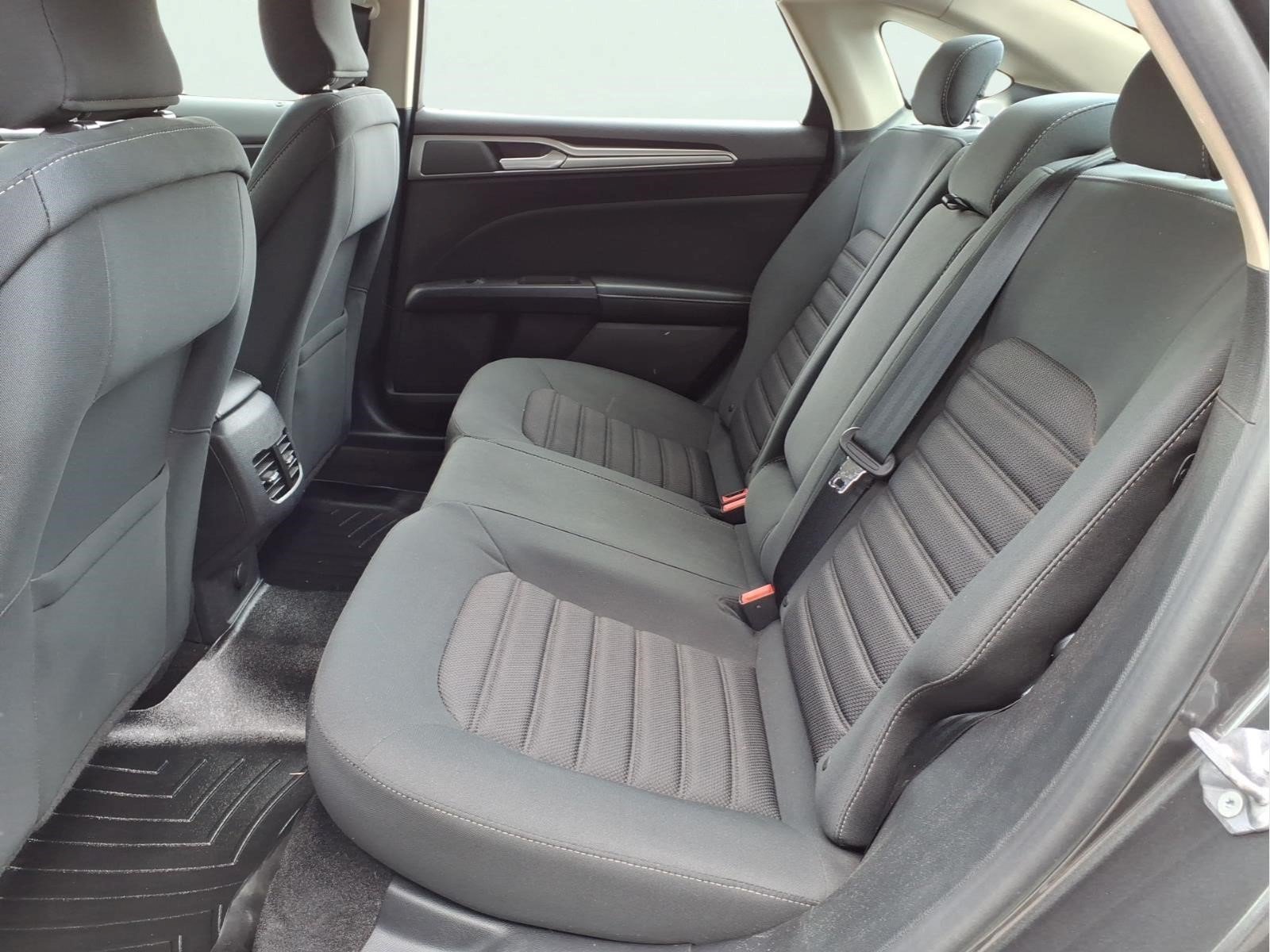 Used 2018 Ford Fusion SE w/ Fusion SE Technology Package FWD image 7
