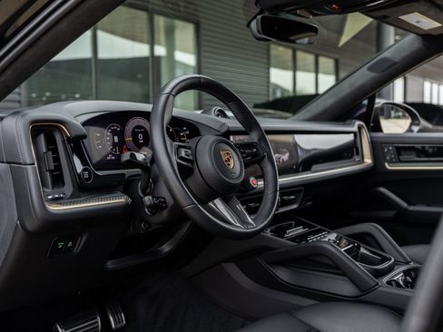 Certified 2024 Porsche Cayenne Turbo GT image 4