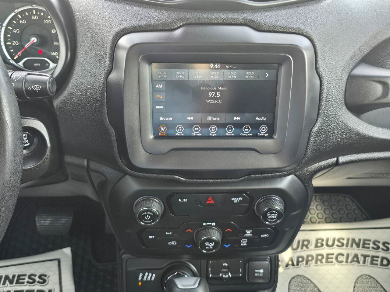 Used 2019 Jeep Renegade Latitude AWD/4WD image 9