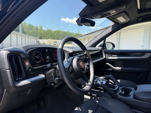 Used 2025 Porsche Cayenne AWD/4WD image 10