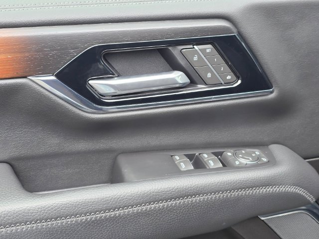 Used 2025 GMC Yukon Denali AWD/4WD image 23