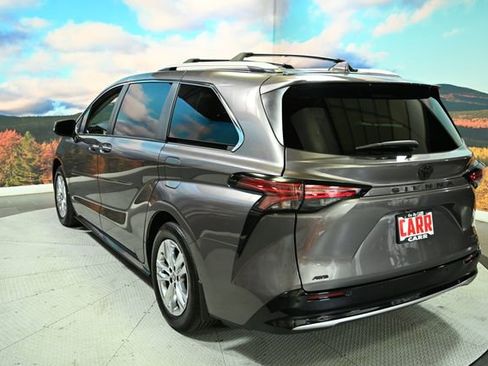 Used 2024 Toyota Sienna Limited image 11