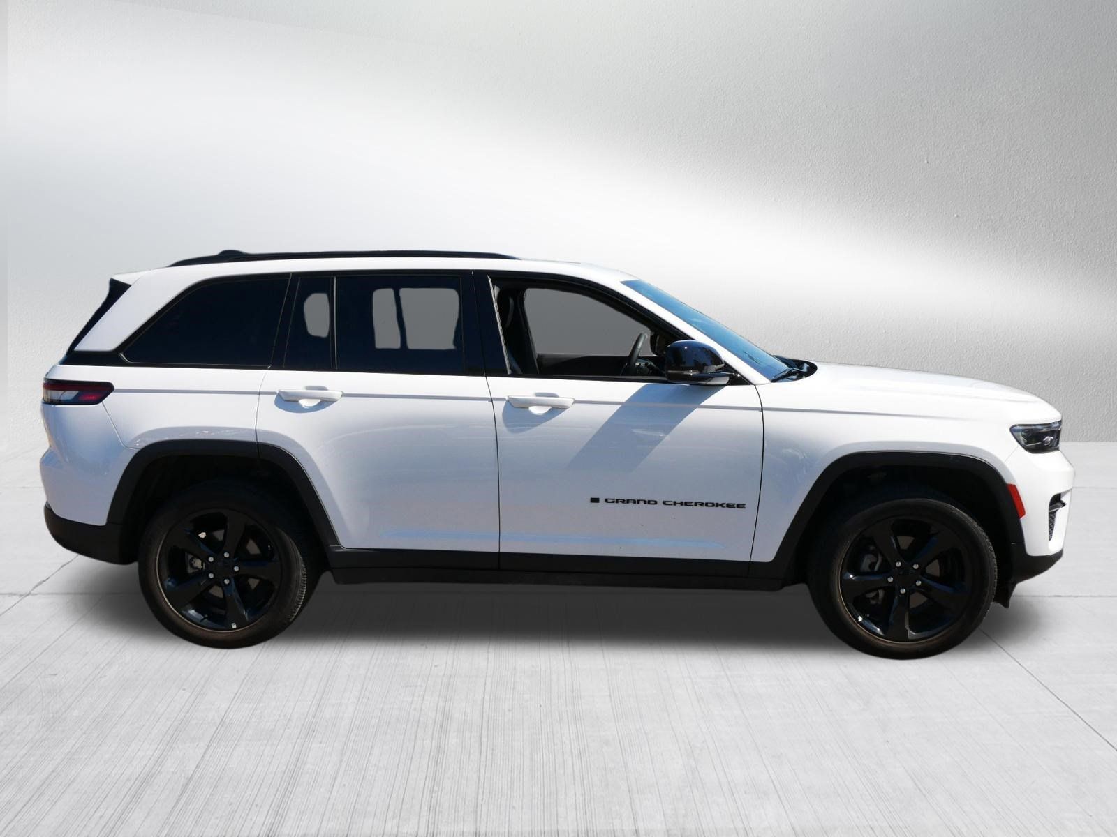 Used 2023 Jeep Grand Cherokee Altitude AWD/4WD image 8