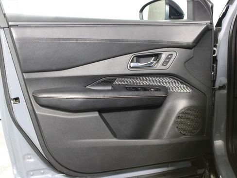 Used 2024 Nissan Ariya FWD image 27