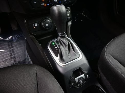 Used 2023 Jeep Renegade Latitude AWD/4WD image 18