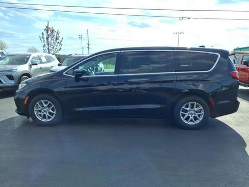 Used 2024 Chrysler Pacifica Touring-L image 4