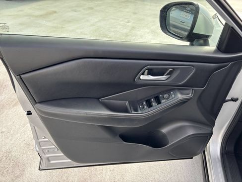 Used 2025 Nissan Rogue SV FWD image 18