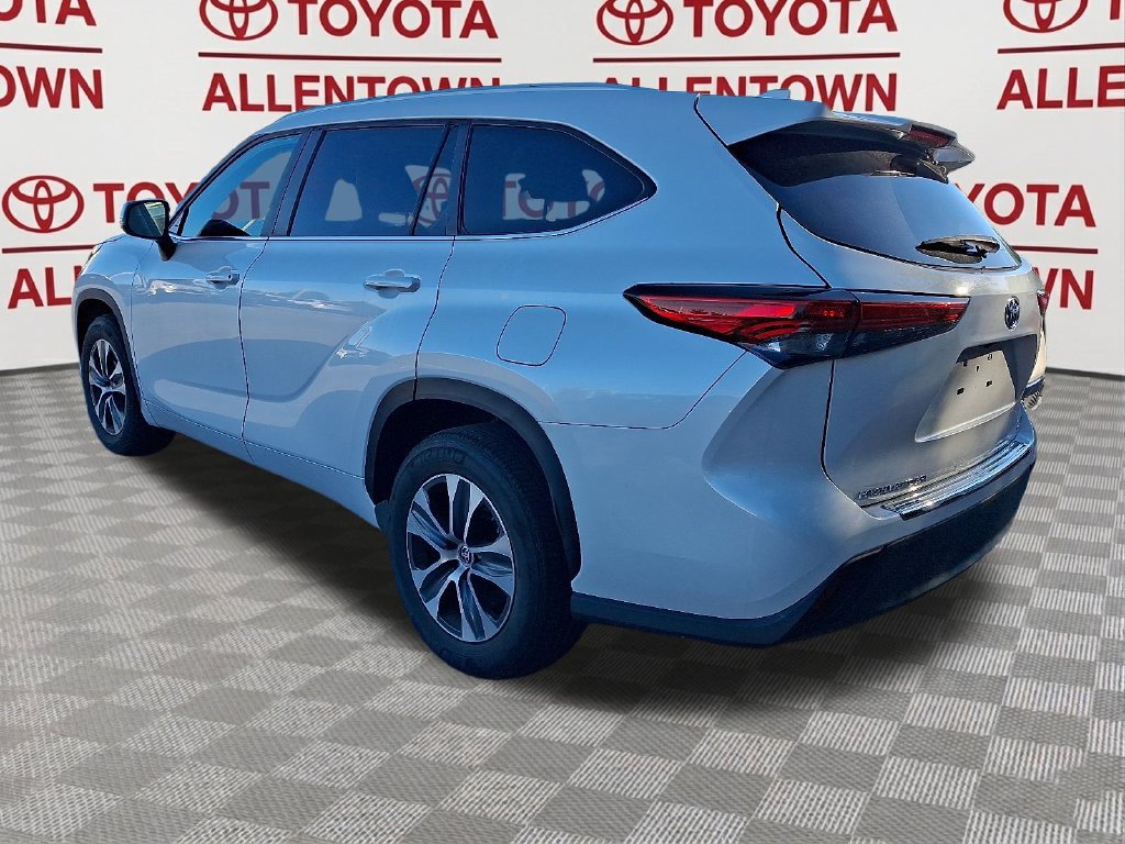 Used 2023 Toyota Highlander XLE FWD image 5