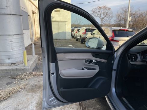 Used 2025 Volvo XC90 B6 Plus image 35