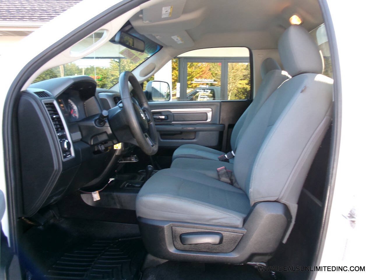 Used 2018 RAM 3500 Tradesman w/ Chrome Appearance Group AWD/4WD image 8