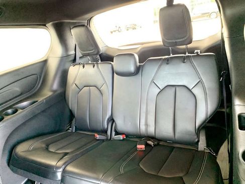 Used 2025 Chrysler Pacifica Select image 14