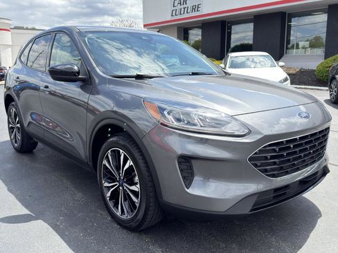 Used 2022 Ford Escape SE w/ SE Sport Appearance Package AWD/4WD image 2