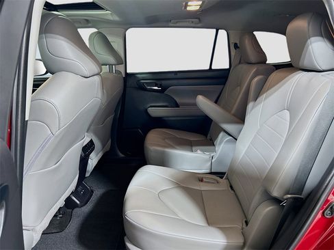 Used 2023 Toyota Highlander XLE image 22