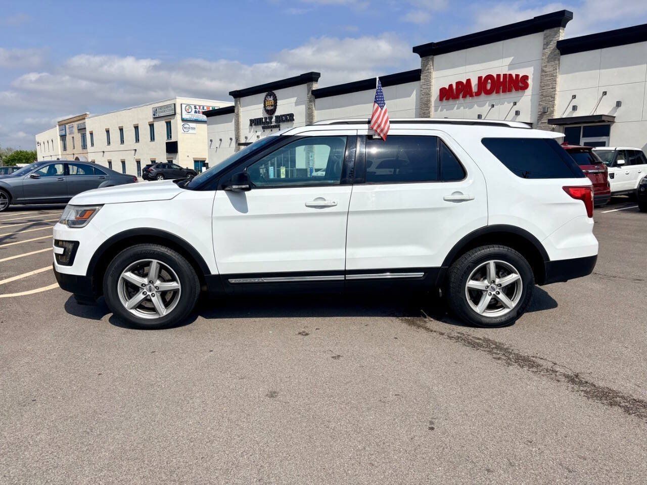 Used 2016 Ford Explorer XLT w/ Equipment Group 202A AWD/4WD image 3