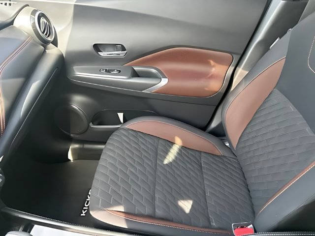 Used 2023 Nissan Kicks SR w/ Interior Electronics Package FWD image 34