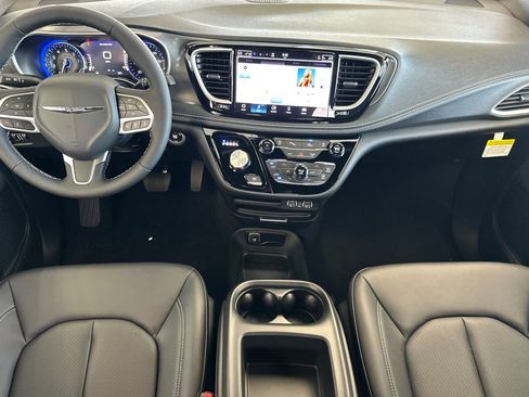 New 2025 Chrysler Pacifica Select image 10