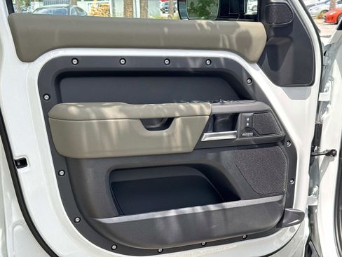 Used 2025 Land Rover Defender 110 X-Dynamic SE image 17