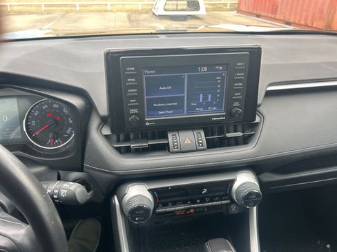 Used 2021 Toyota RAV4 XLE Premium image 12