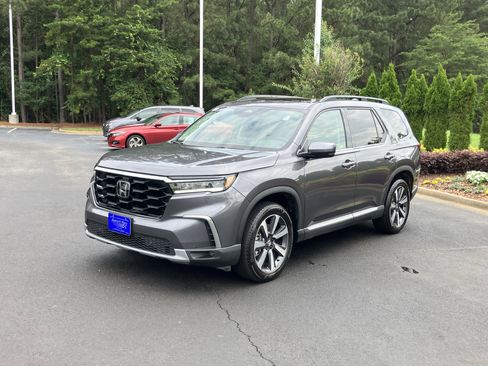 Used 2025 Honda Pilot Touring image 6
