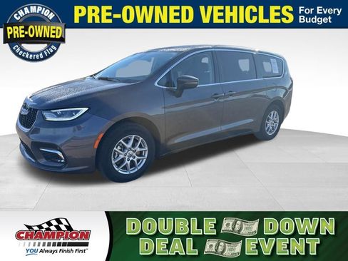 Used 2023 Chrysler Pacifica Touring-L image 1